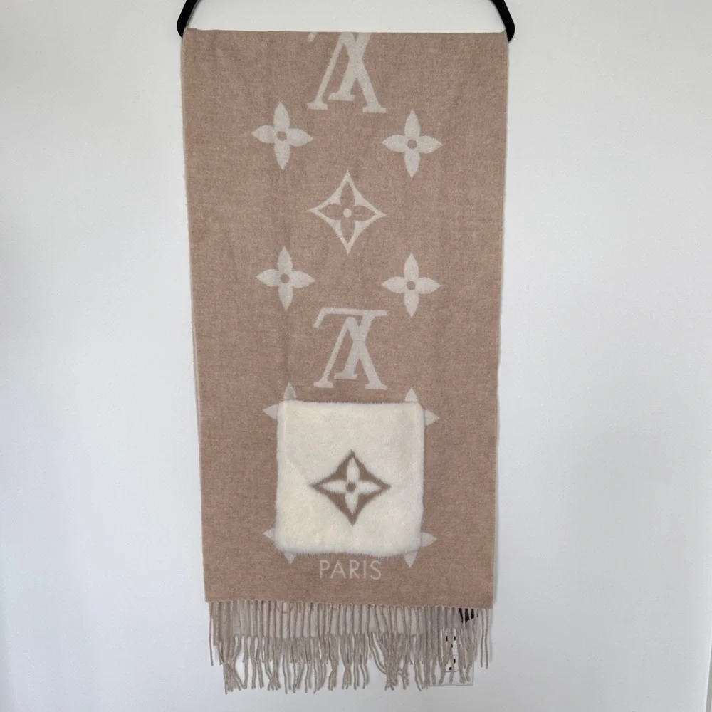 Louis Vuitton Tan and White Cold Reykjavik Monogram Scarf (NWOT) - Picture 2 of 11